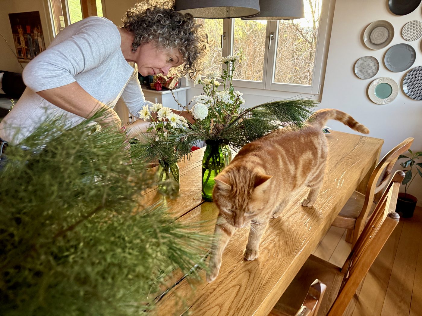 Karin Gäbler beim Binden eines Blumenarrangements
