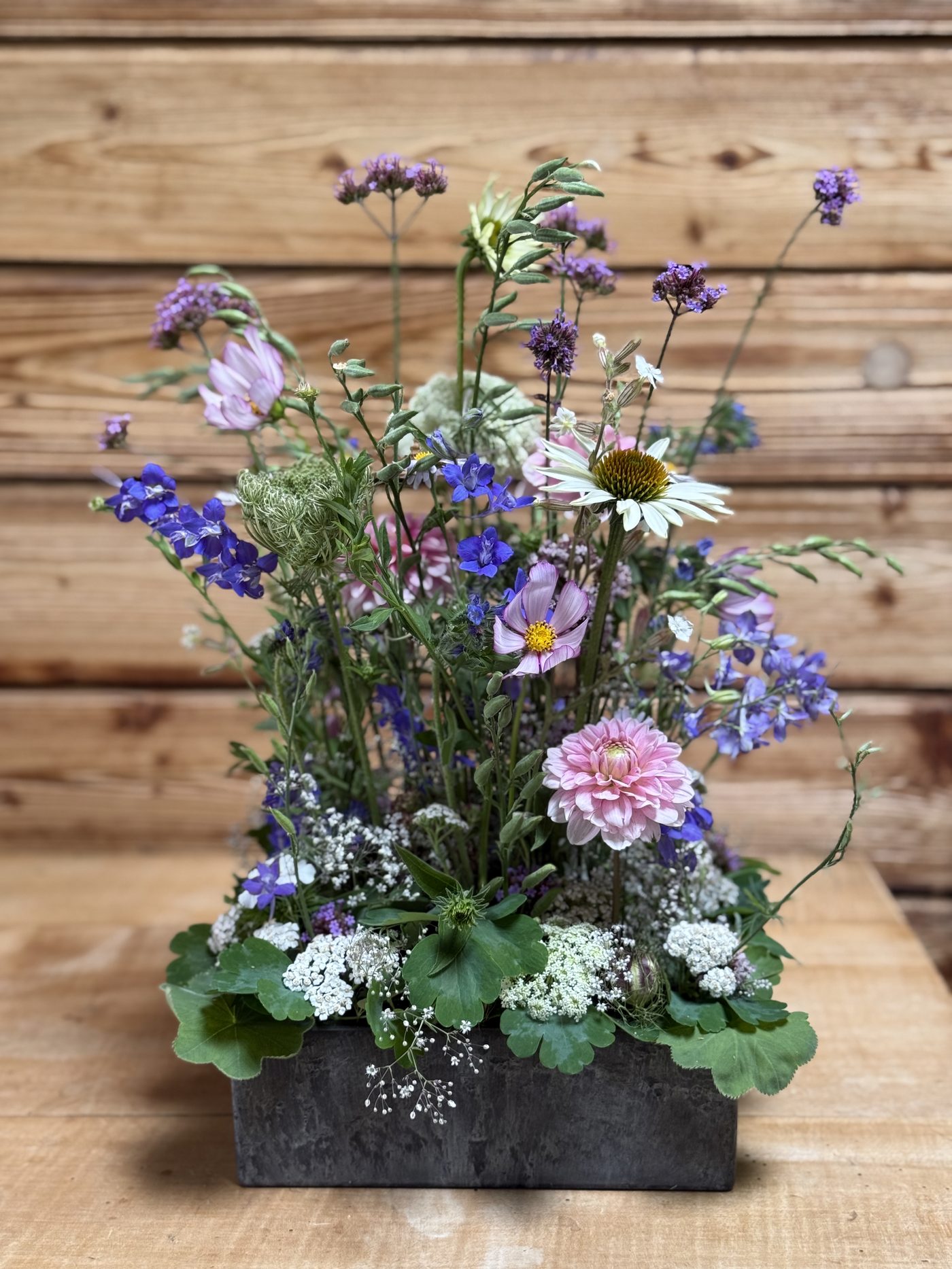 Wildblumen-Arrangement in Holzkiste